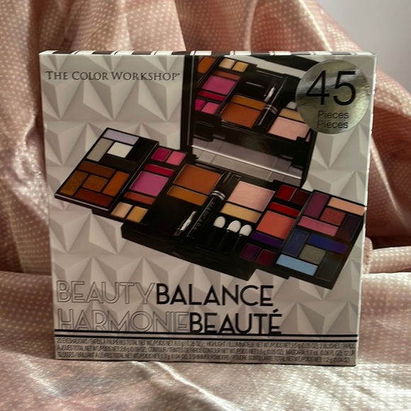 Beauty Balance 45 piece Coffret — lips, cheeks and eyes! BNIB - Picture 1 of 8